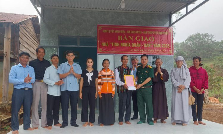 Cát Tiên: Bàn giao nhà tình nghĩa quân – dân cho gia đình quân nhân nhập ngũ