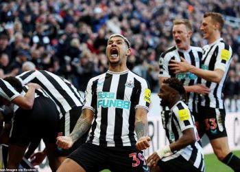 Đánh bại Manchester United, Newcastle chiếm top 3 Premier League