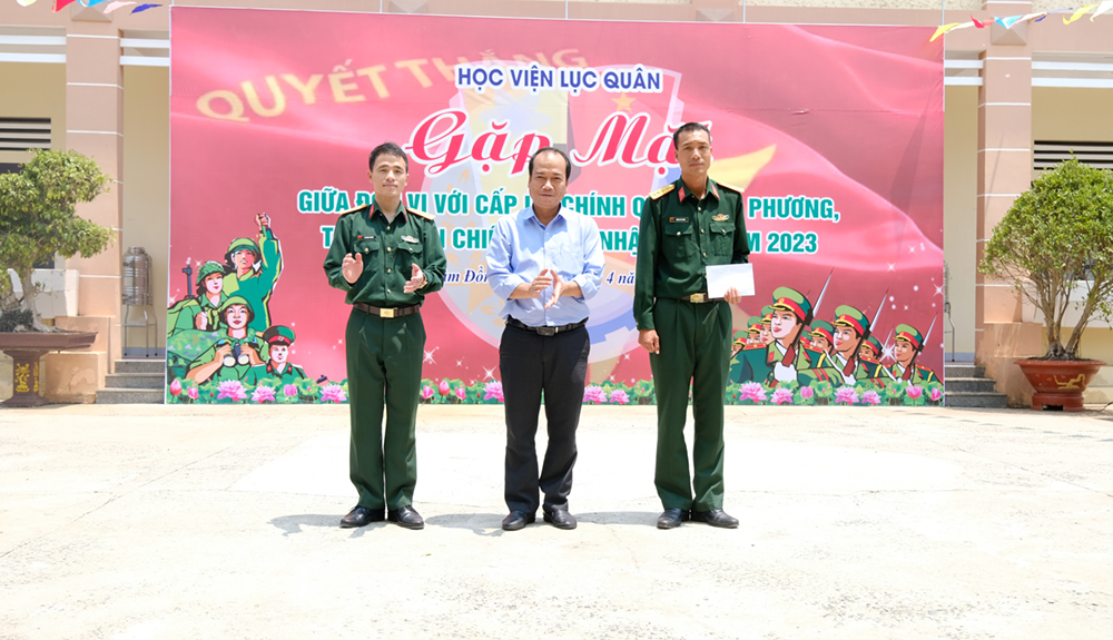 Học viện Lục quân tổ chức gặp mặt chính quyền địa phương, thân nhân chiến sĩ mới