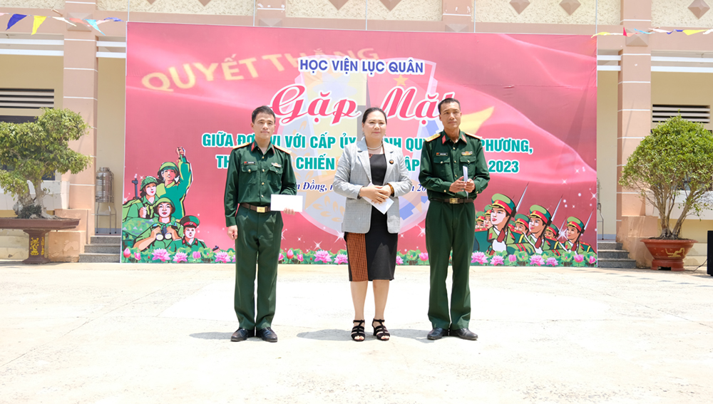 Học viện Lục quân tổ chức gặp mặt chính quyền địa phương, thân nhân chiến sĩ mới