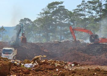 Rầm rộ đào múc, vận chuyển đất từ Bãi rác Bảo Lâm