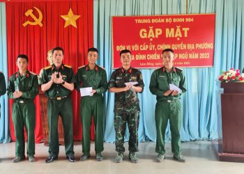 Thăm chiến sĩ mới tại Trung đoàn Bộ binh 994