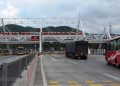 Tháo dỡ các biển báo không còn phù hợp tại khu vực các trạm thu phí