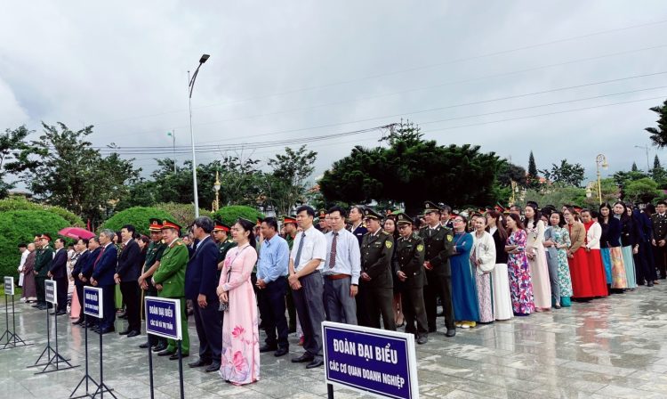 Trung tâm y tế Đức Trọng viếng Đài tưởng niệm các Anh hùng Liệt sĩ kỷ niệm 76 năm ngày Thương binh – Liệt sĩ (27/07/1947-27/07/2023).