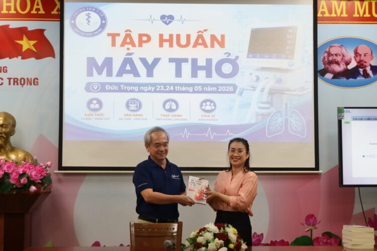 TRUNG TÂM Y TẾ KHU VỰC ĐỨC TRỌNG TỔ CHỨC TẬP HUẤN MÁY THỞ NÂNG CAO NĂNG LỰC HỒI SỨC CẤP CỨU